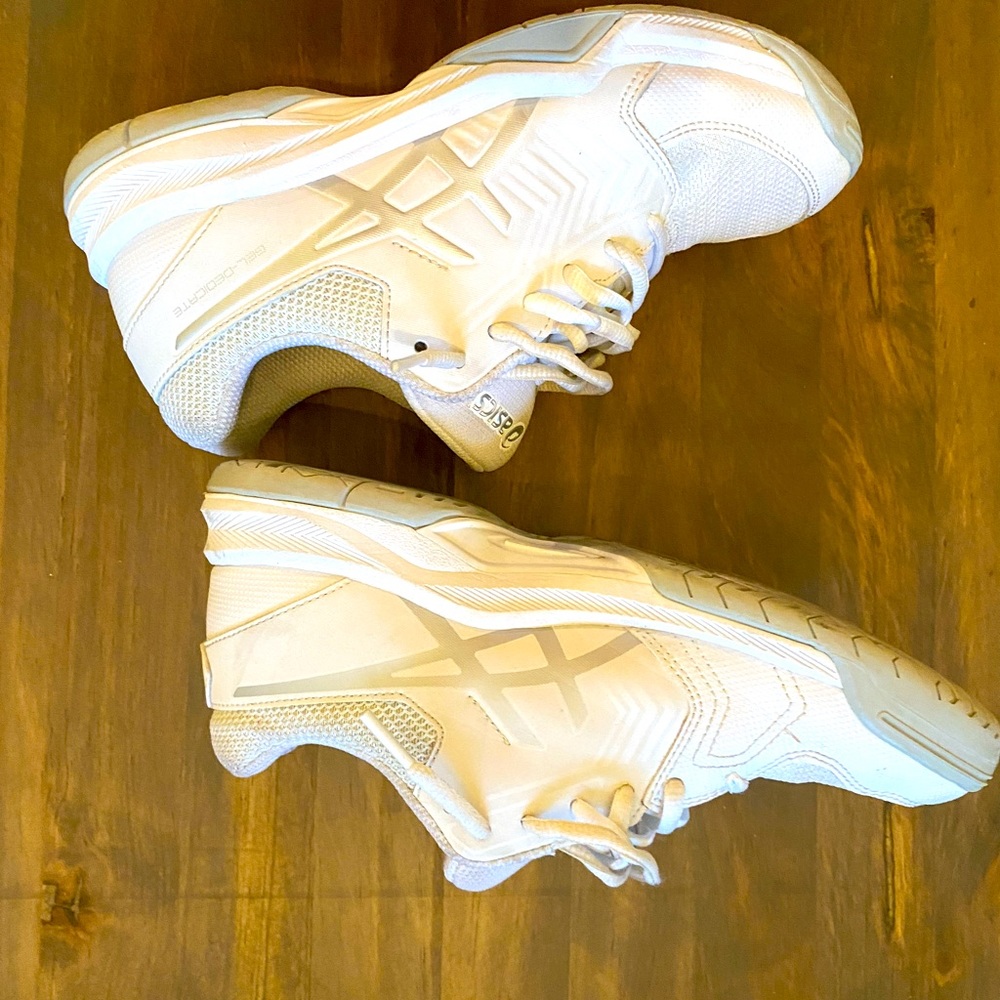 Women’s size 6 ASICS